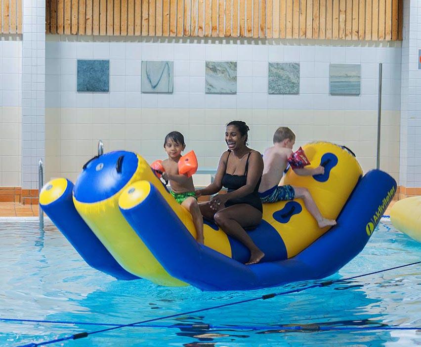 🌊 Vattengungan – en höjdare för både stora och små!