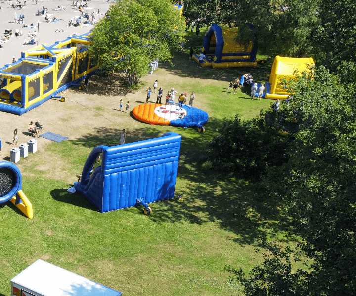 Uppblåsbara produkter för land som skapar mer lek och energi på event, campingar och verksamheter. Hoppborgar, hinderbanor och tävlingsmoduler som engagerar alla åldrar – hyr, köp eller abonnera.