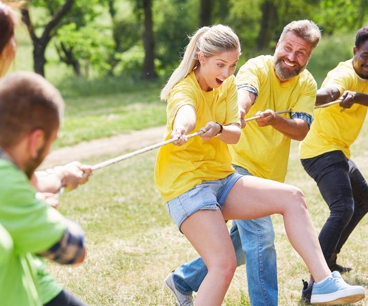 Aktiviteter för teambuilding och event där deltagarna möts av lek, glädje och gemenskap. Perfekt för företag, verksamhet och grupper som vill skapa energi, skratt och minnesvärda upplevelser.
